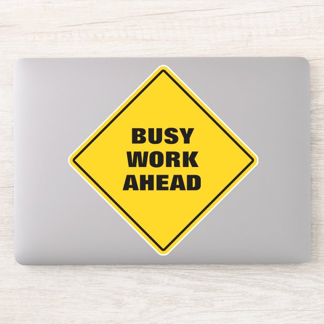 Lächerliche Arbeit vor dem Straßenschild gelb Aufkleber (Computer)