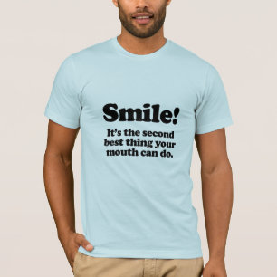 Lächle. Es ist das zweitbeste, was dein Mund tun k T-Shirt