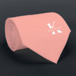 Lachs Rosa elegantes Monogramm   Name einseitig Krawatte<br><div class="desc">Ein eleganter, einseitiger Hals mit einem fett-weißen Monogramm auf einem hübschen, lachsfarbenen Hintergrund. Zusätzlich zu diesem Monogramm sitzt Ihr Vor- oder Nachname in allen Hauptstädte. Wenn Sie einen mutigeren Blick auf den persönlichen Namen im großen Buchstaben bevorzugen, können Sie folgendes tun: Benutzen Sie die Funktion Anpassen/Bearbeiten und klicken Sie auf...</div>