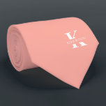 Lachs Rosa elegantes Monogramm   Name einseitig Krawatte<br><div class="desc">Ein eleganter, einseitiger Hals mit einem fett-weißen Monogramm auf einem hübschen, lachsfarbenen Hintergrund. Zusätzlich zu diesem Monogramm sitzt Ihr Vor- oder Nachname in allen Hauptstädte. Wenn Sie einen mutigeren Blick auf den persönlichen Namen im großen Buchstaben bevorzugen, können Sie folgendes tun: Benutzen Sie die Funktion Anpassen/Bearbeiten und klicken Sie auf...</div>