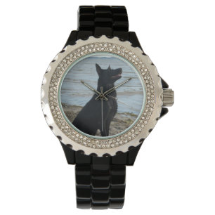 Lack-schwarzer Schäferhund am Strand Armbanduhr