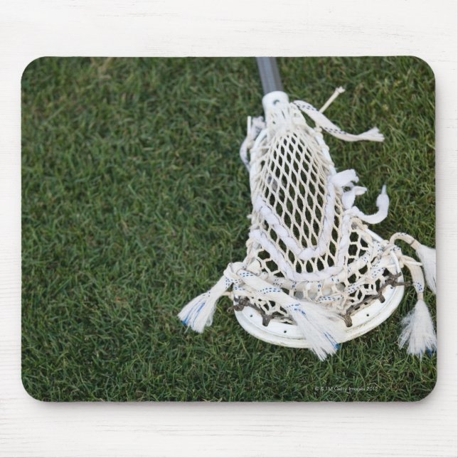 Lacrosse-Stick auf Gras Mousepad (Vorne)