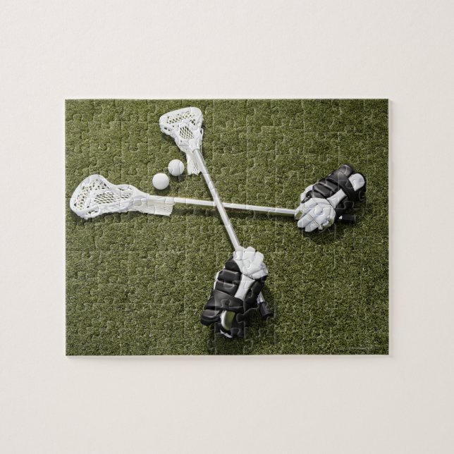 Lacrosse Sticks, Handschuhe und Bälle auf künstlic (Horizontal)