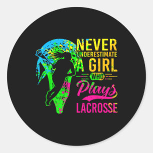 Lacrosse unterschätzt nie ein Mädchen, das Lacr sp Runder Aufkleber