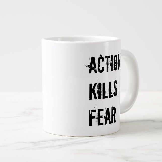 L'action tue la tasse de café enorme de crainte (Devant droit)
