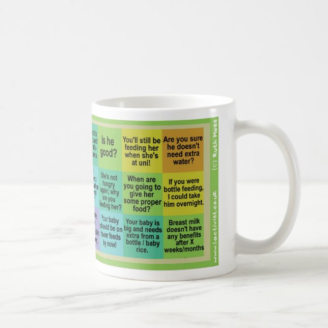 Lactivist allaitant la tasse de bingo-test (Droite)