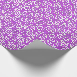 Lacy cutwork - weiß über amythytisch lila geschenkpapier