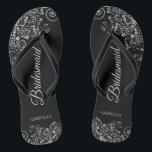 Lacy Silver auf Black Elegante Brautjungfrau Hochz Flip Flops<br><div class="desc">Diese eleganten Hochzeitskippen sind eine großartige Möglichkeit, um Ihren Brautmädchen zu danken und sie zu erkennen und ihnen nach einem langen Tag eine Erholung zu geben. Das schöne Design zeichnet sich durch ein elegantes Design mit verzierten silbergrauen Frills auf schwarzem Hintergrund und extravaganten grauen Schriftzeichen aus. Der Text liest Bridesmaid...</div>