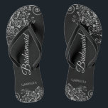 Lacy Silver auf Black Elegante Brautjungfrau Hochz Flip Flops<br><div class="desc">Diese eleganten Hochzeitskippen sind eine großartige Möglichkeit, um Ihren Brautmädchen zu danken und sie zu erkennen und ihnen nach einem langen Tag eine Erholung zu geben. Das schöne Design zeichnet sich durch ein elegantes Design mit verzierten silbergrauen Frills auf schwarzem Hintergrund und extravaganten grauen Schriftzeichen aus. Der Text liest Bridesmaid...</div>