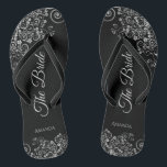 Lacy Silver on Black Elegante The Bride Wedding Flip Flops<br><div class="desc">Tanzen Sie die Nacht mit diesen schönen Hochzeitsflip-Flops. Sie sind für die Braut konzipiert und zeichnen sich durch ein schlichtes und elegantes Design aus, das auf einem klassischen schwarzen Hintergrund mit grauen Schriftzeichen und extravaganten, silbergrauen Zierbögen und Wirbel versehen ist. Eine schöne Art, extravagant und angemessen bleibe, während Sie Ihren...</div>