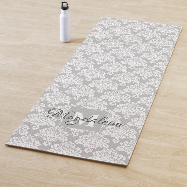Lacy White Damask auf grauem Monogramm und Name Yogamatte (Beispiel)
