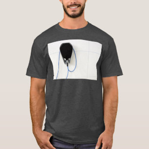 Ladegerät für Elektroautos an der Wand T-Shirt