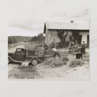 Laden eines Rasenmähers - 1940. Postkarte