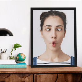 Laden Sie Ihr lustiges Gesichtsfoto Selfie hoch  Poster