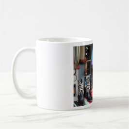 "Lädt" Kaffee-Tasse auf Tasse