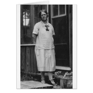 Lady der 1920er Jahre stehend außerhalb von Gebäud