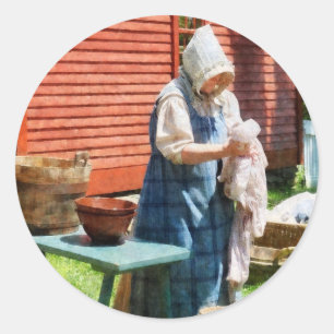 Lady Doing Wäsche Runder Aufkleber