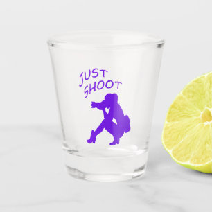 Lady-Fotografin schießt nur Schussglas Schnapsglas