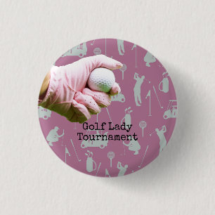 Lady Golfer hält Golfball auf pinklem Hintergrund Button
