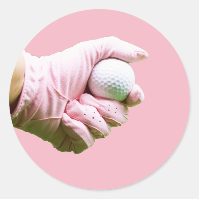 Lady Golfer in rosa Handschuh hält Golfball Runder Aufkleber (Vorderseite)