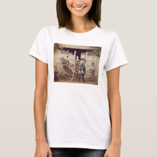 Lady in a Rickshaw, c.1890s (farbiges Foto) T-Shirt