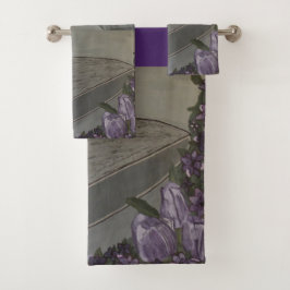 Lady in Large Hat mit Lila Tulip-Blume Badhandtuch Set