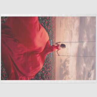 Lady in Red Swinging über Rose Seidenpapier