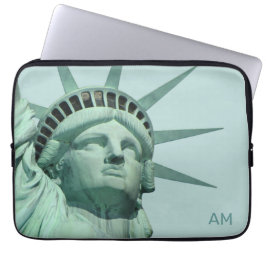 Lady Liberty und Monogram on Light Blue Laptopschutzhülle