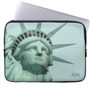 Lady Liberty und Monogramm auf Hellblau Laptopschutzhülle