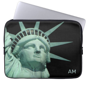 Lady Liberty und Monogramm auf Schwarz Laptopschutzhülle