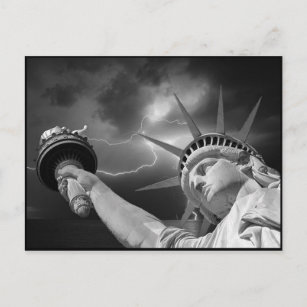 Lady Liberty unter einem stürmischen Himmel Postkarte
