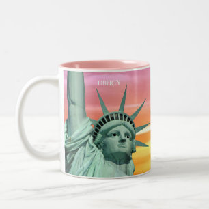 Lady Liberty vor rosa Himmel Zweifarbige Tasse