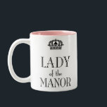 Lady of the Manor Tasse<br><div class="desc">Die Dame des Herrenhauses sollte eine ordentliche Tasse haben. Ein großartiges Geschenk für die Dame in Ihrem Leben und Fans von britischen Epochen Dramen.</div>