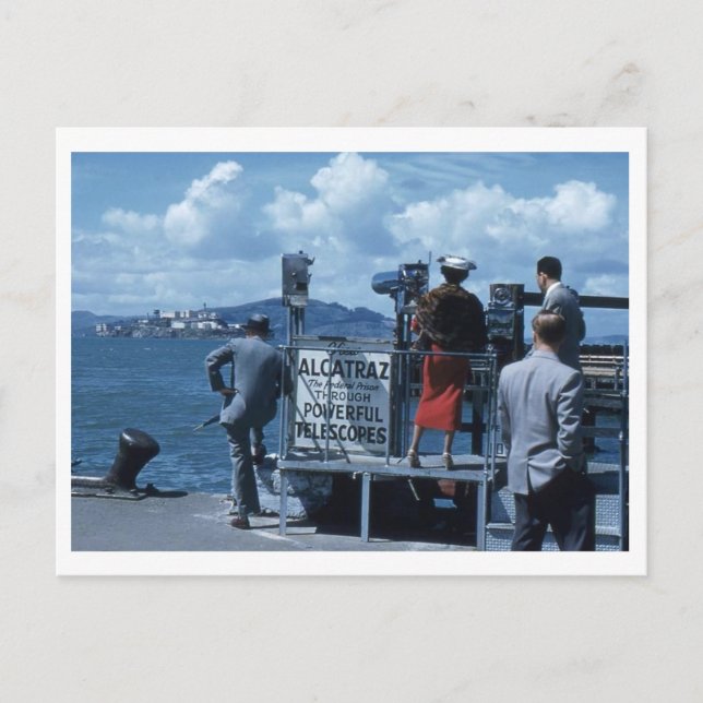 Lady Views Alcatraz Thru Telescope 1950s Retro Postkarte (Vorderseite)