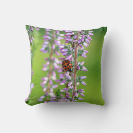 Ladybird auf violetten Blumen Kissen