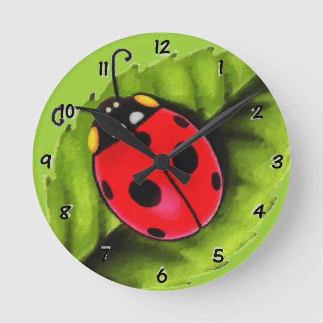 Ladybug auf der linken Seite Runde Wanduhr (Vorderseite)