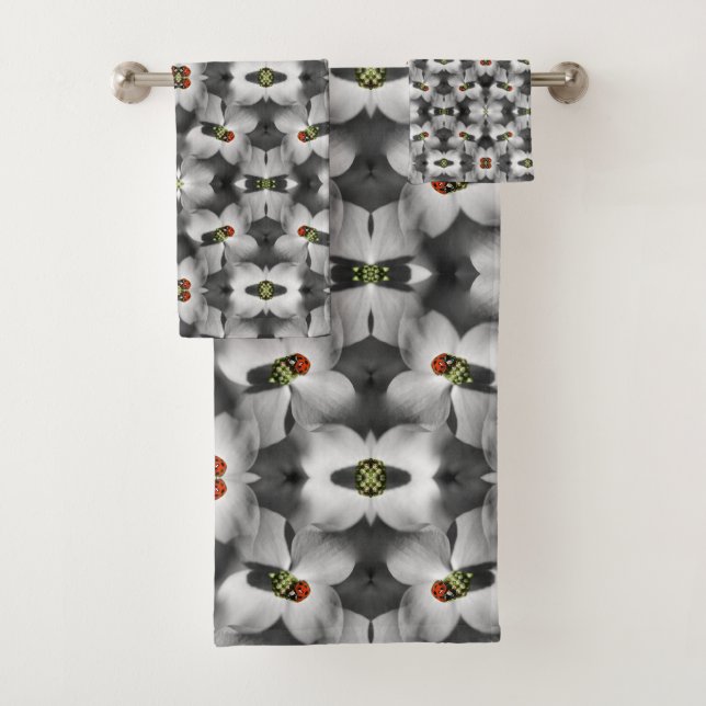 Ladybug auf Dogwood-Blume Abstrakte Natur Badhandtuch Set (Insitu)