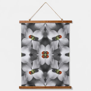 Ladybug auf Dogwood Blume Natur Abstrakt Wandteppich Mit Holzrahmen