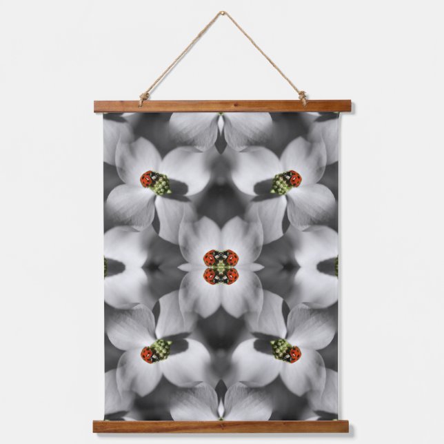 Ladybug auf Dogwood Blume Natur Abstrakt Wandteppich Mit Holzrahmen (Vorderseite)