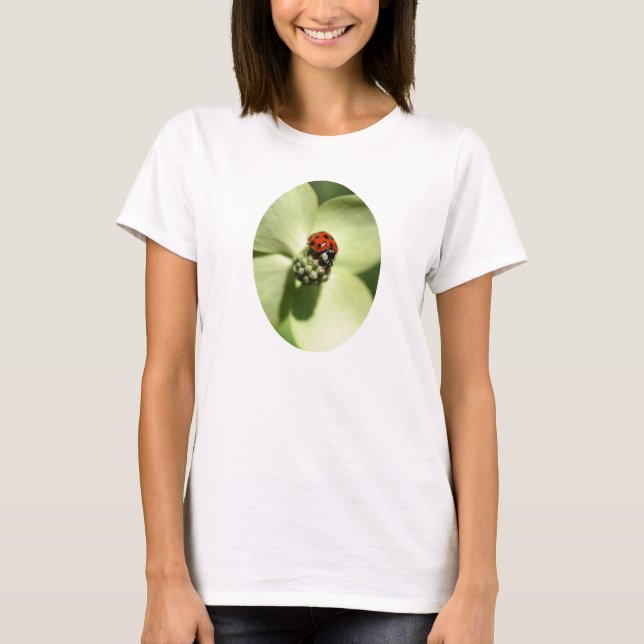 Ladybug auf Dogwood Blume Nature T-Shirt (Vorderseite)