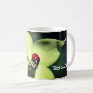 Ladybug auf Dogwood-Blume Personalisiert Kaffeetasse