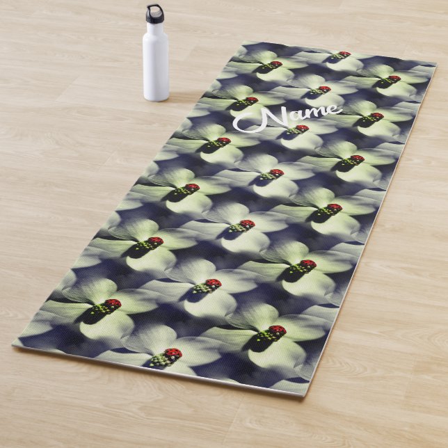 Ladybug auf Dogwood-Blume Personalisiert Yogamatte (Beispiel)