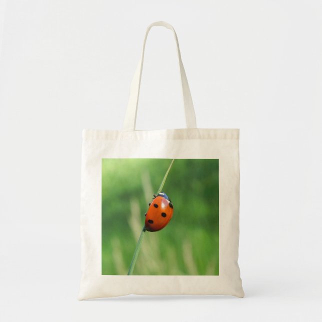 Ladybug auf einer Grashalde Tragetasche (Vorne)