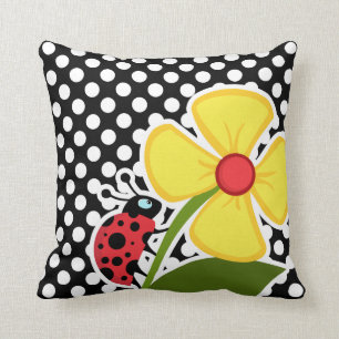 Ladybug auf schwarzen und weißen Polka-Punkten Kissen