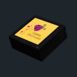 Ladybug Herzpinke, gelbe Mädchen Erinnerungskiste<br><div class="desc">Fun helles Herz ladybug / ladybird genannt Geschenkboxen. Ideal für farbenfrohe Mädchen,  die Natur und Tierwelt in Rosa,  Schwarz-weiß und Gelb Liebe. Passen Sie den vollständigen Namen Ihres Kindes an. Aktuell liest Lauren MacDonald. Illustriert und exklusiv von Sarah Trett für www.mylittleeden.com entworfen</div>