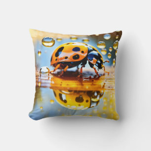 Ladybug im Regenwirbel Kissen
