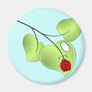 Ladybug mit drei Blätter und einem Tropfen Magnet
