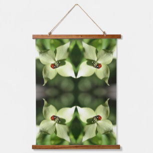 Ladybug on White Dogwood Blume Abstrakt Wandteppich Mit Holzrahmen