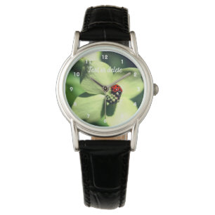Ladybug on White Dogwood Blume Personalisiert Armbanduhr
