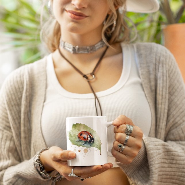 Ladybug sitzt auf einem Blatt in lebendiger Wasser Kaffeetasse (Von Creator hochgeladen)